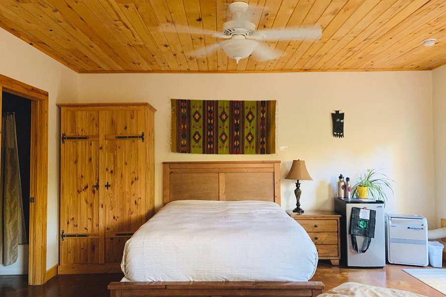 Red Moon Lodge — Guest room