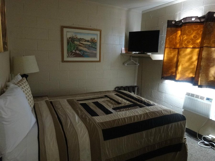 Red Rock Motel — Guest room