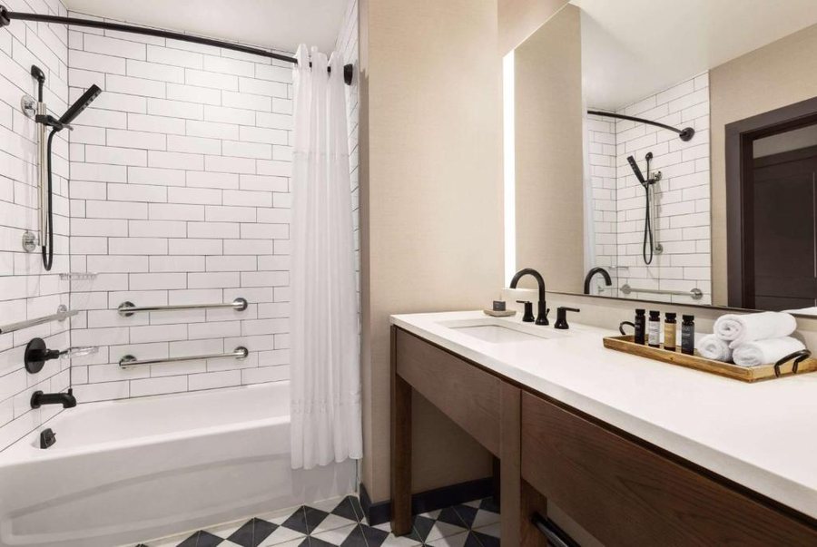 Red Rock River Resort — Bathroom