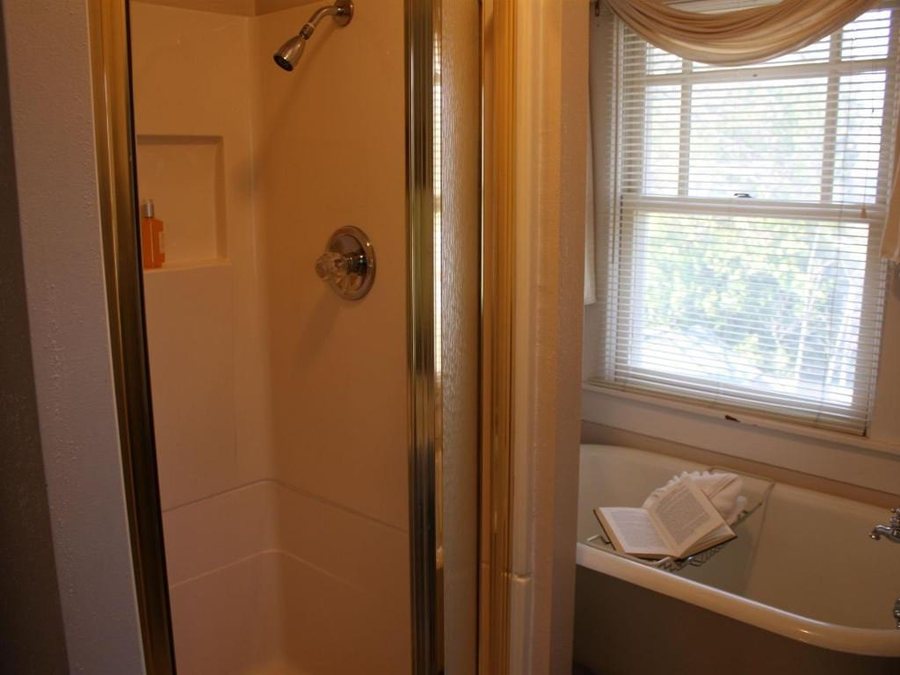 Red Rocker Inn — Bathroom