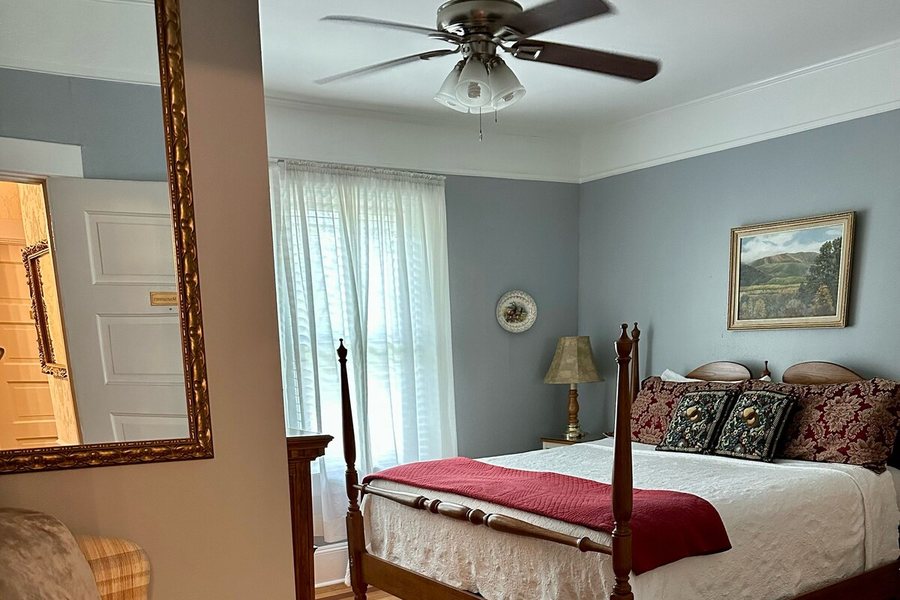 Red Rocker Inn — Guest room