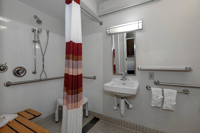 Red Roof Inn Aberdeen — Bathroom