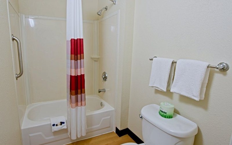 Red Roof Inn Akron — Bathroom