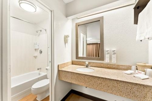 Red Roof Inn Allentown Airport — Bathroom