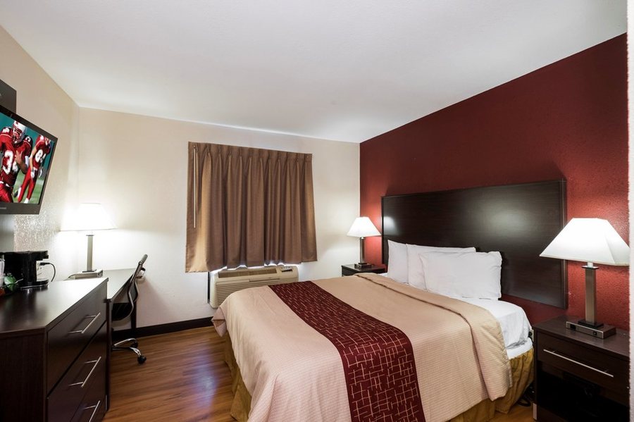 Red Roof Inn Allentown Airport — Guest room