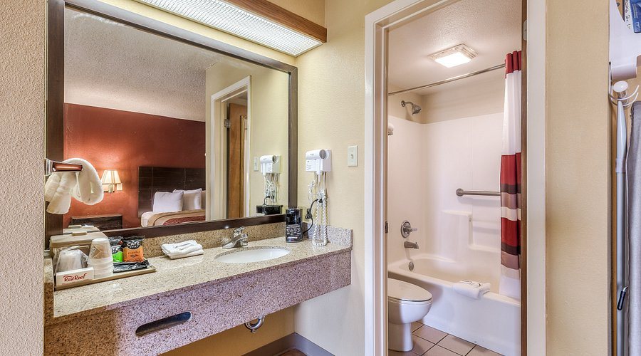 Red Roof Inn Amarillo West — Bathroom