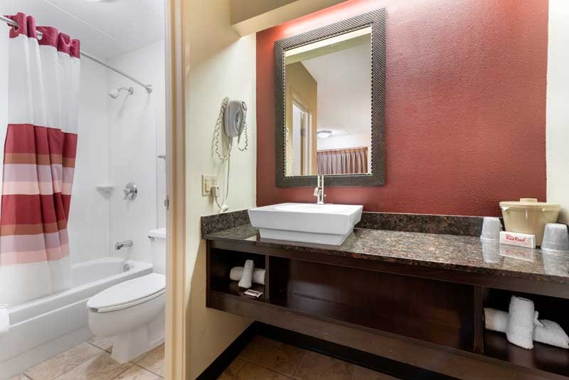 Red Roof Inn Anderson IN — Bathroom