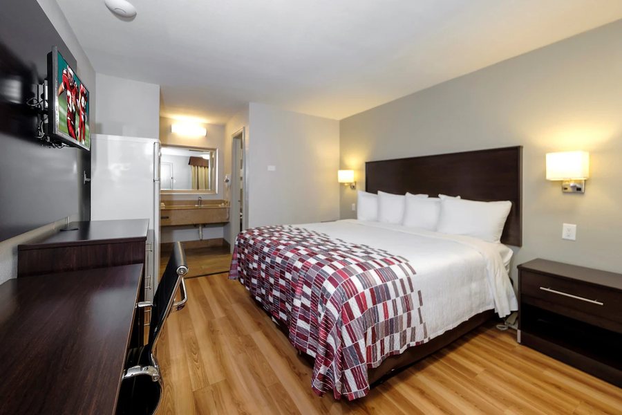 Red Roof Inn Arlington Entertainment District — Guest room