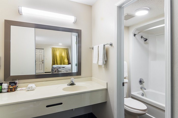 Red Roof Inn Atlanta South Morrow — Bathroom