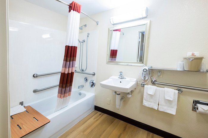 Red Roof Inn Auburn Hills — Bathroom
