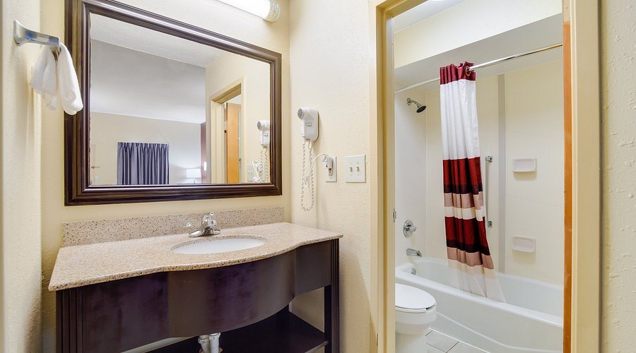 Red Roof Inn Augusta Washington Road — Bathroom