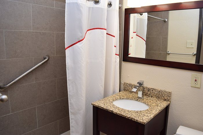 Red Roof Inn Batavia — Bathroom