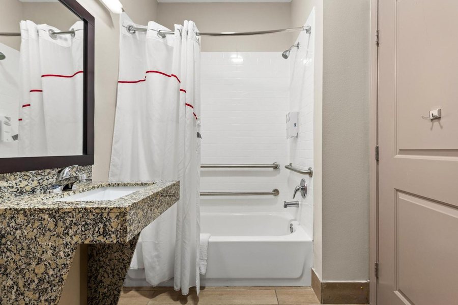 Red Roof Inn Baton Rouge — Bathroom
