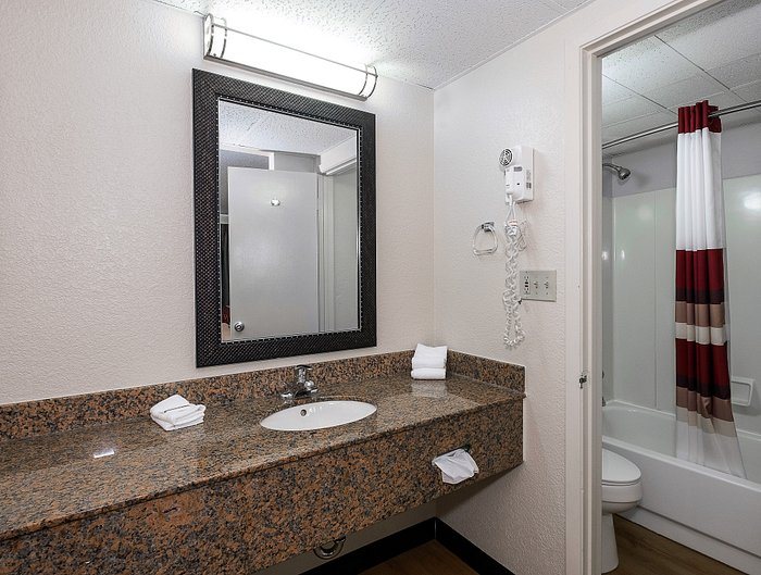 Red Roof Inn Bloomington Normal University — Bathroom