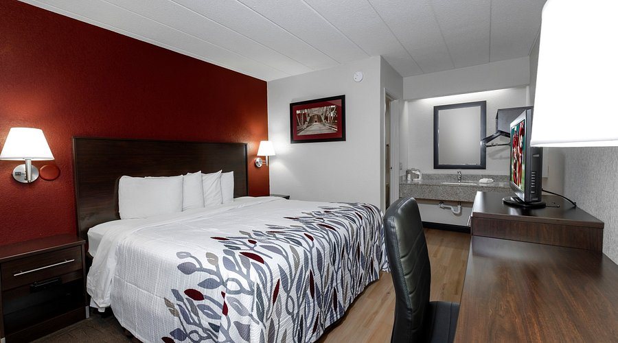 Red Roof Inn Bloomington Normal University — Guest room