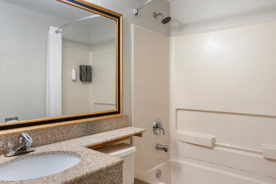 Red Roof Inn Bordentown Mcguire Afb — Bathroom