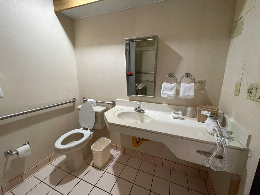Red Roof Inn Branson — Bathroom