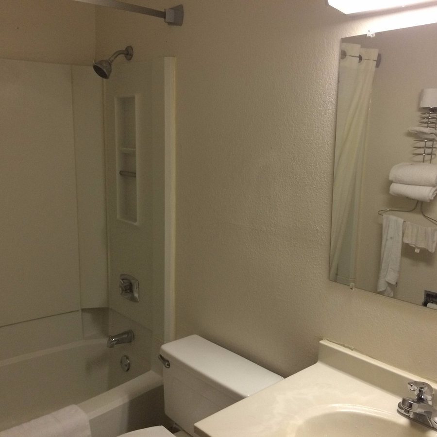 Red Roof Inn Bristol — Bathroom
