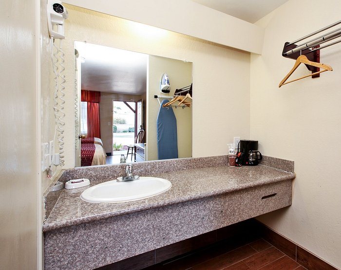 Red Roof Inn Cadiz — Bathroom