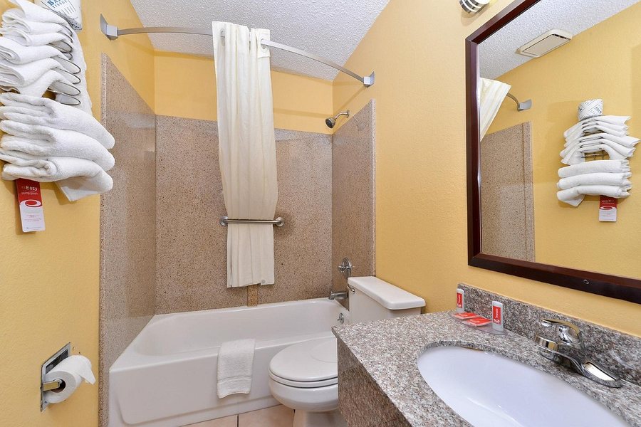 Red Roof Inn Cartersville Emerson LakePoint North — Bathroom