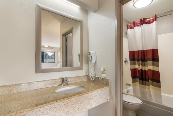 Red Roof Inn Chapel Hill UNC — Bathroom