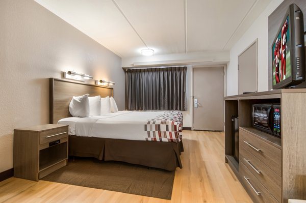 Red Roof Inn Chapel Hill UNC — Guest room