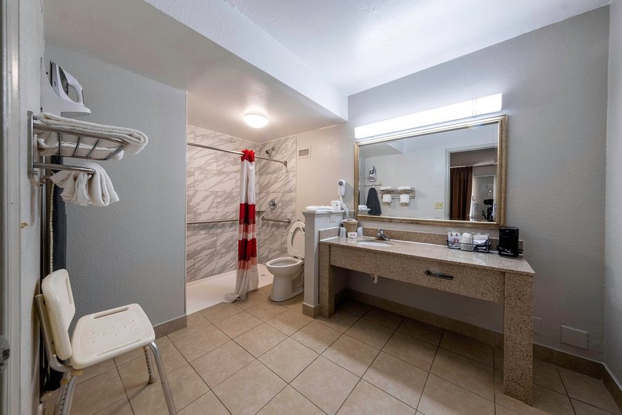 Red Roof Inn Charlotte University — Bathroom