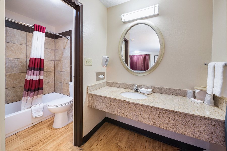 Red Roof Inn Cincinnati East Beechmont — Bathroom