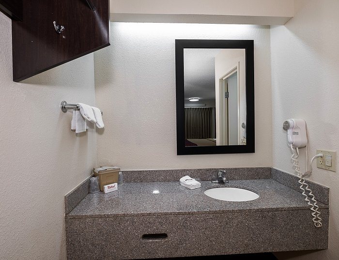 Red Roof Inn Cincinnati Sharonville — Bathroom
