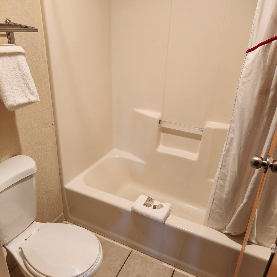 Red Roof Inn Clifton Park — Bathroom