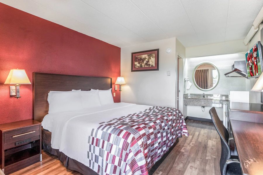 Red Roof Inn Columbia East Ft Jackson — Guest room