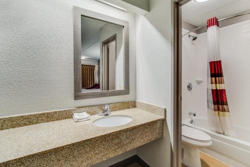 Red Roof Inn Columbia SC Airport — Bathroom