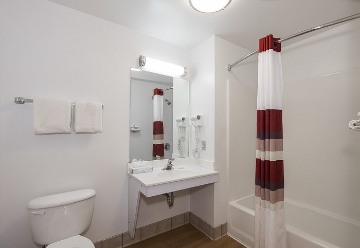 Red Roof Inn Columbus Grove City — Bathroom