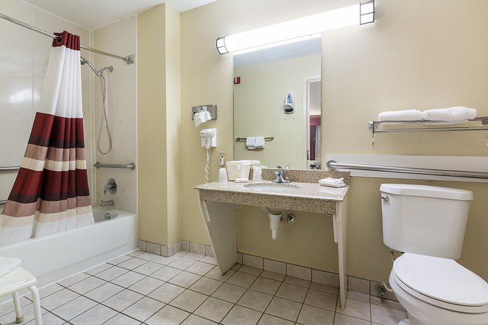 Red Roof Inn Conroe North Willis — Bathroom