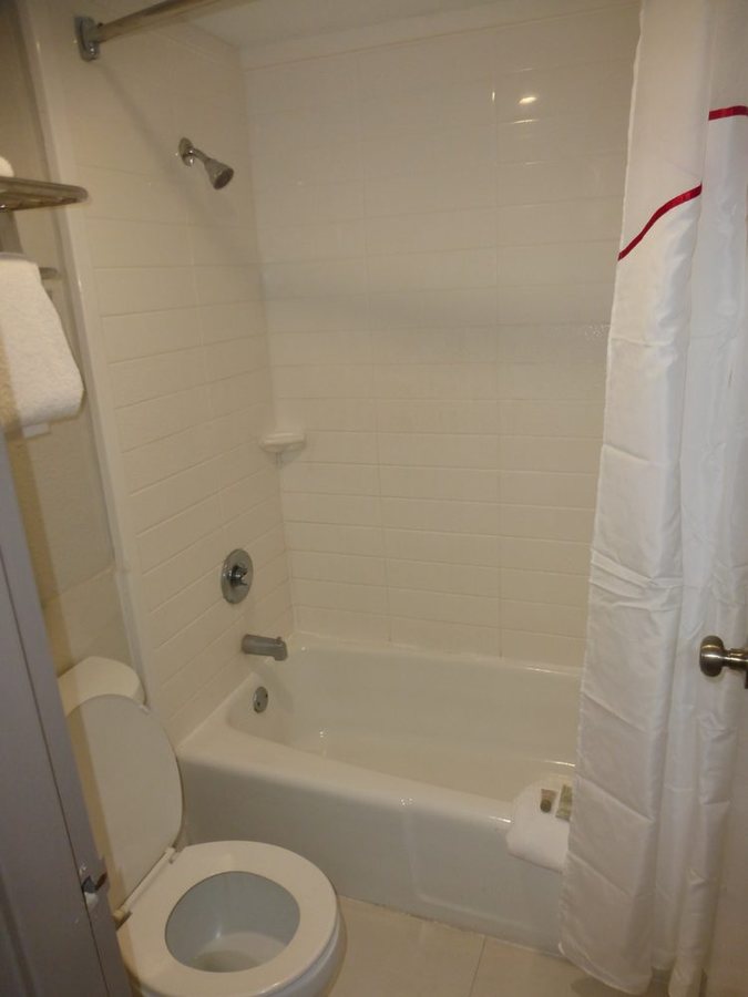 Red Roof Inn Corpus Christi South — Bathroom
