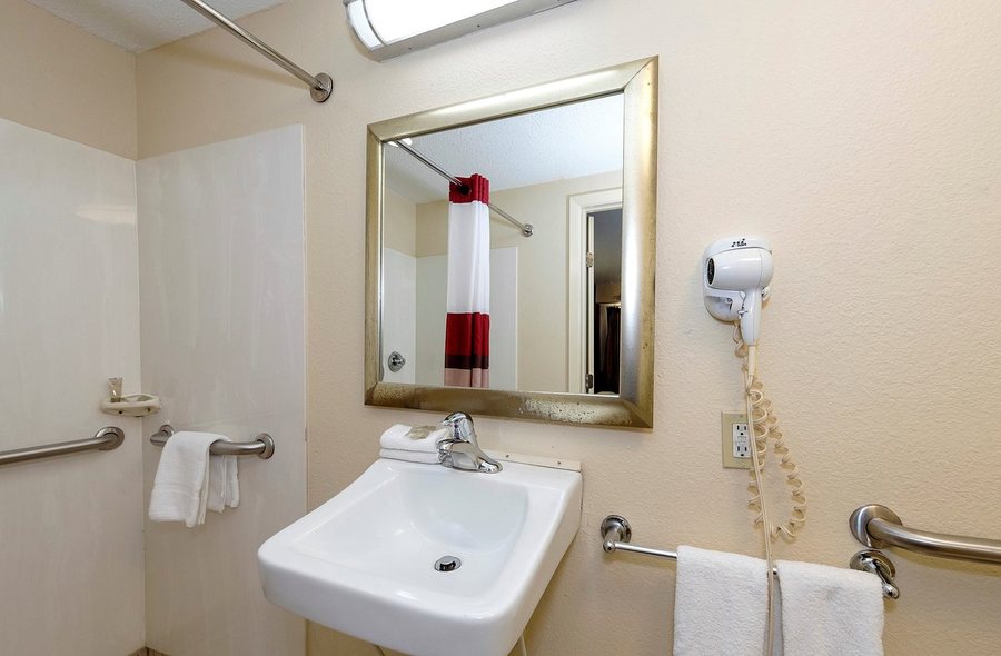 Red Roof Inn Dalton — Bathroom
