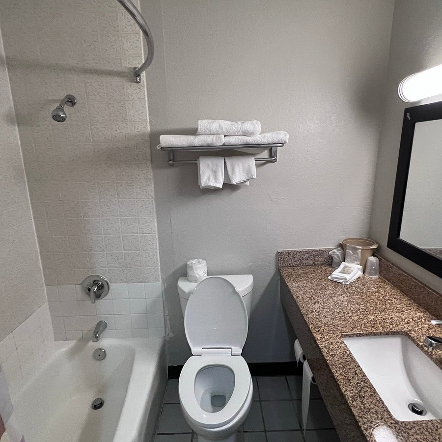 Red Roof Inn Dayton Fairborn Nutter Center — Bathroom