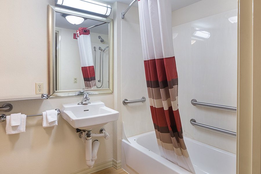 Red Roof Inn Detroit Rochester Hills Auburn Hills — Bathroom