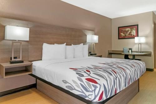 Red Roof Inn Detroit Rochester Hills Auburn Hills — Guest room