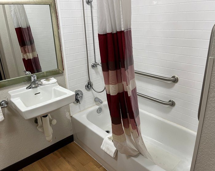 Red Roof Inn Durham Duke Univ Medical Center — Bathroom