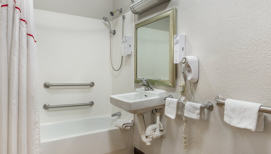 Red Roof Inn Durham Triangle Park — Bathroom