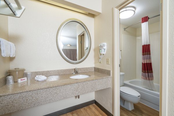 Red Roof Inn Edison — Bathroom