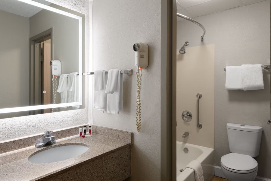 Red Roof Inn Florence Civic Center — Bathroom
