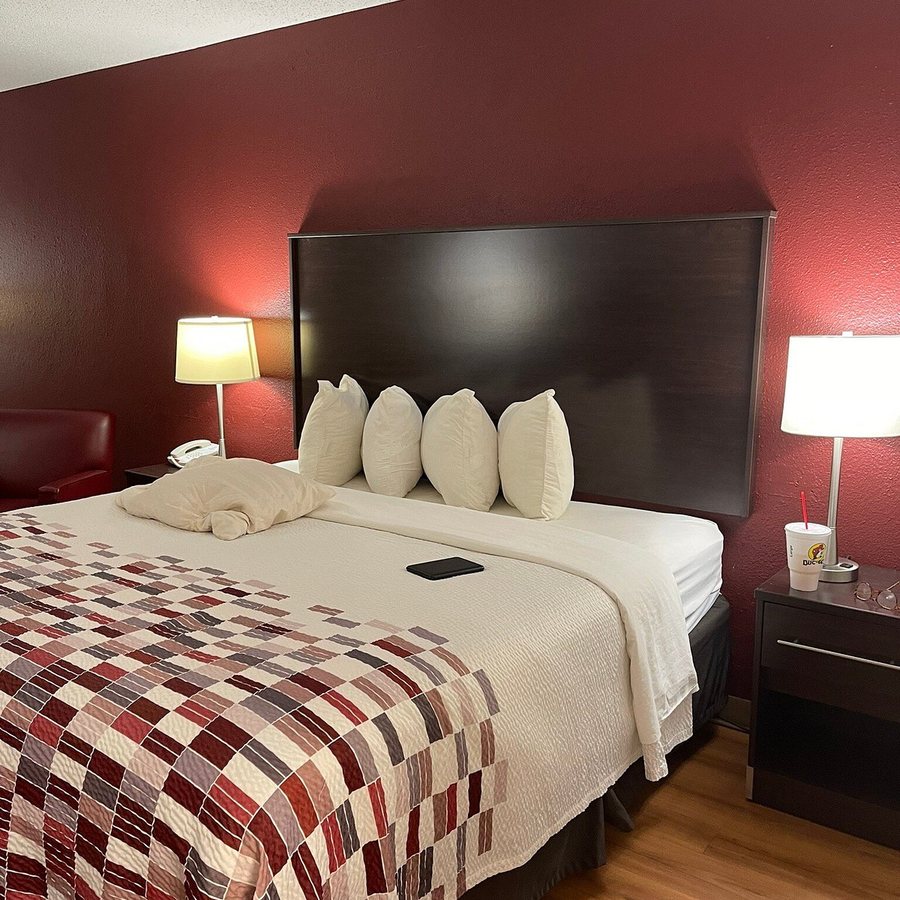 Red Roof Inn Forsyth — Guest room