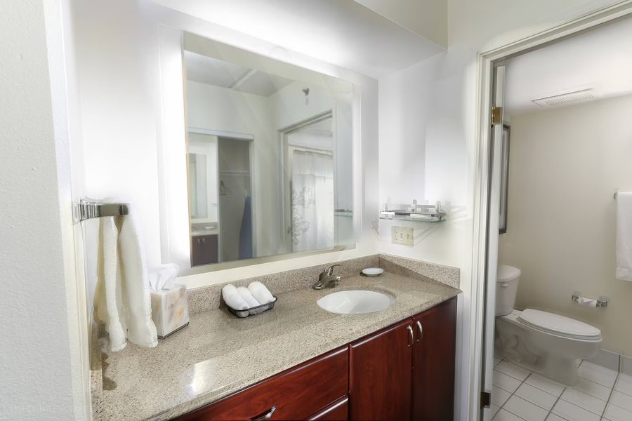 Red Roof Inn Fort Worth Saginaw — Bathroom