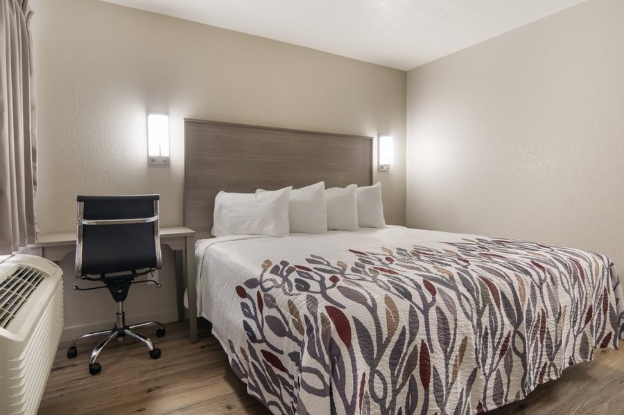 Red Roof Inn Fort Worth Saginaw — Guest room