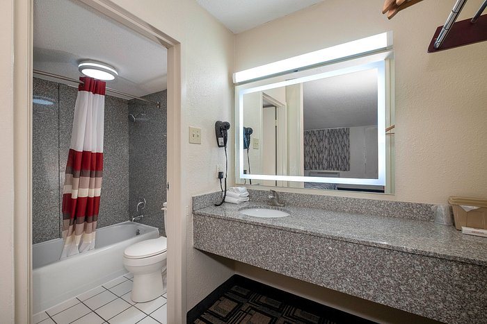 Red Roof Inn Franklin KY — Bathroom
