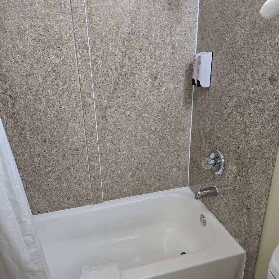 Red Roof Inn Fredericksburg North — Bathroom