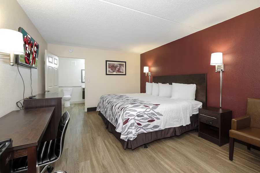 Red Roof Inn Fredericksburg North — Guest room