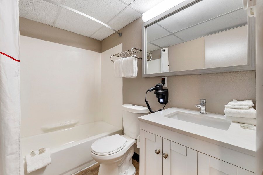 Red Roof Inn Fredericksburg South — Bathroom